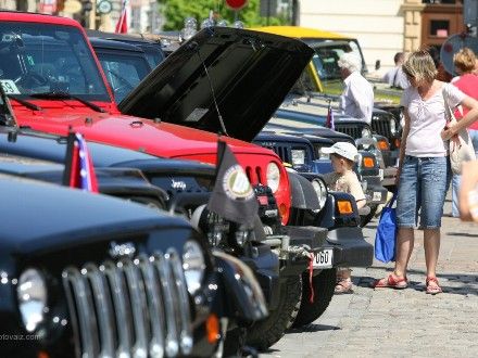 Historie legendy Jeep - od Willyse po Wrangler - Na plzeňském náměstí Republiky byla k vidění výstava legendárních vozidel Jeep dokumentující vývoj od válečných modelů až po současnost. Prezentace JEEP WRANGLER CLUB CZECH REPUBLIC představila vývoj legendy „Jeep“ od 2. světové války až po současnost. Mezi exponáty mohli lidé najít jednotlivé modely Jeepů od válečných a poválečných military modelů (Jeep Willys MB, Jeep M 38A, Jeep M 38A1), přes civilní vozy Jeep CJ, Wrangler YJ, Wrangler TJ až po poslední a současný model Jeep Wrangler JK.