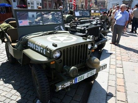 Historie legendy Jeep - od Willyse po Wrangler - Na plzeňském náměstí Republiky byla k vidění výstava legendárních vozidel Jeep dokumentující vývoj od válečných modelů až po současnost. Prezentace JEEP WRANGLER CLUB CZECH REPUBLIC představila vývoj legendy „Jeep“ od 2. světové války až po současnost. Mezi exponáty mohli lidé najít jednotlivé modely Jeepů od válečných a poválečných military modelů (Jeep Willys MB, Jeep M 38A, Jeep M 38A1), přes civilní vozy Jeep CJ, Wrangler YJ, Wrangler TJ až po poslední a současný model Jeep Wrangler JK.