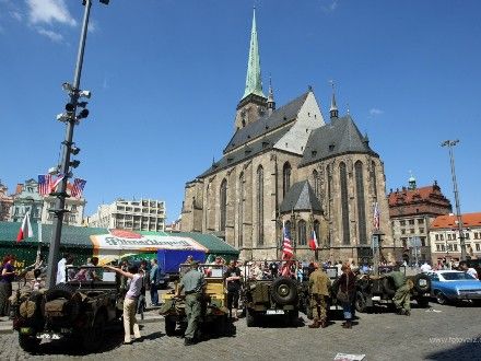 Historie legendy Jeep - od Willyse po Wrangler - Na plzeňském náměstí Republiky byla k vidění výstava legendárních vozidel Jeep dokumentující vývoj od válečných modelů až po současnost. Prezentace JEEP WRANGLER CLUB CZECH REPUBLIC představila vývoj legendy „Jeep“ od 2. světové války až po současnost. Mezi exponáty mohli lidé najít jednotlivé modely Jeepů od válečných a poválečných military modelů (Jeep Willys MB, Jeep M 38A, Jeep M 38A1), přes civilní vozy Jeep CJ, Wrangler YJ, Wrangler TJ až po poslední a současný model Jeep Wrangler JK.