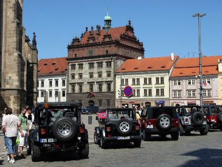 Historie legendy Jeep - od Willyse po Wrangler - Na plzeňském náměstí Republiky byla k vidění výstava legendárních vozidel Jeep dokumentující vývoj od válečných modelů až po současnost. Prezentace JEEP WRANGLER CLUB CZECH REPUBLIC představila vývoj legendy „Jeep“ od 2. světové války až po současnost. Mezi exponáty mohli lidé najít jednotlivé modely Jeepů od válečných a poválečných military modelů (Jeep Willys MB, Jeep M 38A, Jeep M 38A1), přes civilní vozy Jeep CJ, Wrangler YJ, Wrangler TJ až po poslední a současný model Jeep Wrangler JK.