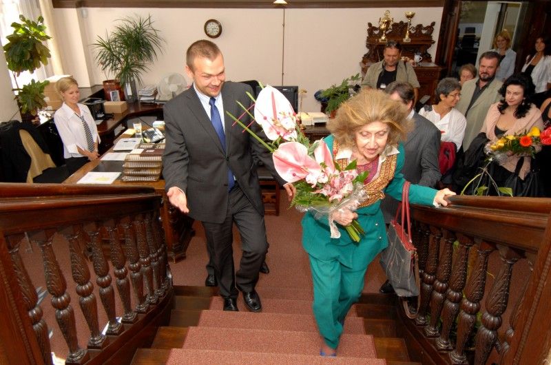 Slavnou houslistku Idu Haendel, která se ráda vrací do České republiky, protože je místem, které dává prostor kultuře a hudbě, přijal (16.9.2011) před jejím nedělním koncertem ve Velké synagoze na plzeňské radnici primátor Martin Baxa. Ida Haendel se v hodinové debatě představila jako noblesní dáma se smyslem pro humor, pro kterou je hudba vším. „Moje poslání je hrát pro ty, které zajímá hudba, které zajímá interpretace hudby,“ prohlásila při setkání s primátorem.

V Plzni hrála Ida Haendel naposledy v roce 2009 v rámci festivalu Hudba v synagogách. Právě na tento festival přijíždí i letos, aby zde přednesla její oblíbené skladby – sonáty Roberta Schumana a Césara Francka a cikánské melodie Pabla de Sarasate. Na klavír ji doprovodí Misha Dacic.

Houslistka Ida Haendel, pocházející z polského Chelmu, zazářila již v dětském věku a rázem rozvinula oslnivou kariéru. Ve 12 letech po studiu na konzervatoři ve Varšavě koncertovala v Londýně, kde pokračovala ve studiu u Carla Flesche, stejně jako u George Enesca 