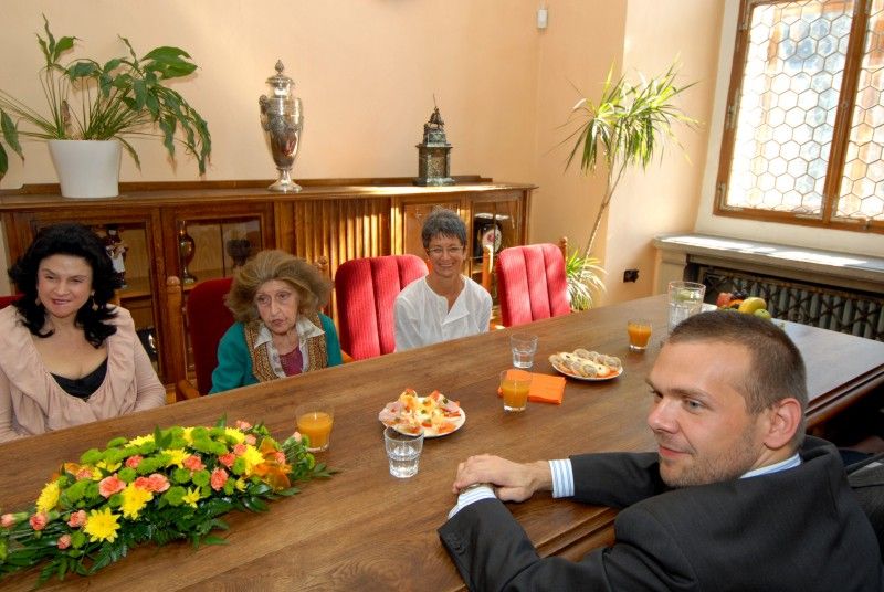 Slavnou houslistku Idu Haendel, která se ráda vrací do České republiky, protože je místem, které dává prostor kultuře a hudbě, přijal (16.9.2011) před jejím nedělním koncertem ve Velké synagoze na plzeňské radnici primátor Martin Baxa. Ida Haendel se v hodinové debatě představila jako noblesní dáma se smyslem pro humor, pro kterou je hudba vším. „Moje poslání je hrát pro ty, které zajímá hudba, které zajímá interpretace hudby,“ prohlásila při setkání s primátorem.

V Plzni hrála Ida Haendel naposledy v roce 2009 v rámci festivalu Hudba v synagogách. Právě na tento festival přijíždí i letos, aby zde přednesla její oblíbené skladby – sonáty Roberta Schumana a Césara Francka a cikánské melodie Pabla de Sarasate. Na klavír ji doprovodí Misha Dacic.

Houslistka Ida Haendel, pocházející z polského Chelmu, zazářila již v dětském věku a rázem rozvinula oslnivou kariéru. Ve 12 letech po studiu na konzervatoři ve Varšavě koncertovala v Londýně, kde pokračovala ve studiu u Carla Flesche, stejně jako u George Enesca 