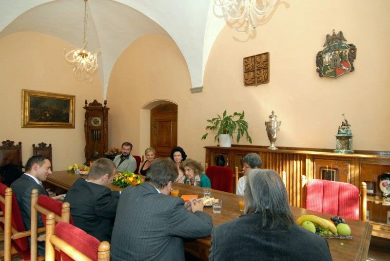 Slavnou houslistku Idu Haendel, která se ráda vrací do České republiky, protože je místem, které dává prostor kultuře a hudbě, přijal (16.9.2011) před jejím nedělním koncertem ve Velké synagoze na plzeňské radnici primátor Martin Baxa. Ida Haendel se v hodinové debatě představila jako noblesní dáma se smyslem pro humor, pro kterou je hudba vším. „Moje poslání je hrát pro ty, které zajímá hudba, které zajímá interpretace hudby,“ prohlásila při setkání s primátorem.

V Plzni hrála Ida Haendel naposledy v roce 2009 v rámci festivalu Hudba v synagogách. Právě na tento festival přijíždí i letos, aby zde přednesla její oblíbené skladby – sonáty Roberta Schumana a Césara Francka a cikánské melodie Pabla de Sarasate. Na klavír ji doprovodí Misha Dacic.

Houslistka Ida Haendel, pocházející z polského Chelmu, zazářila již v dětském věku a rázem rozvinula oslnivou kariéru. Ve 12 letech po studiu na konzervatoři ve Varšavě koncertovala v Londýně, kde pokračovala ve studiu u Carla Flesche, stejně jako u George Enesca 