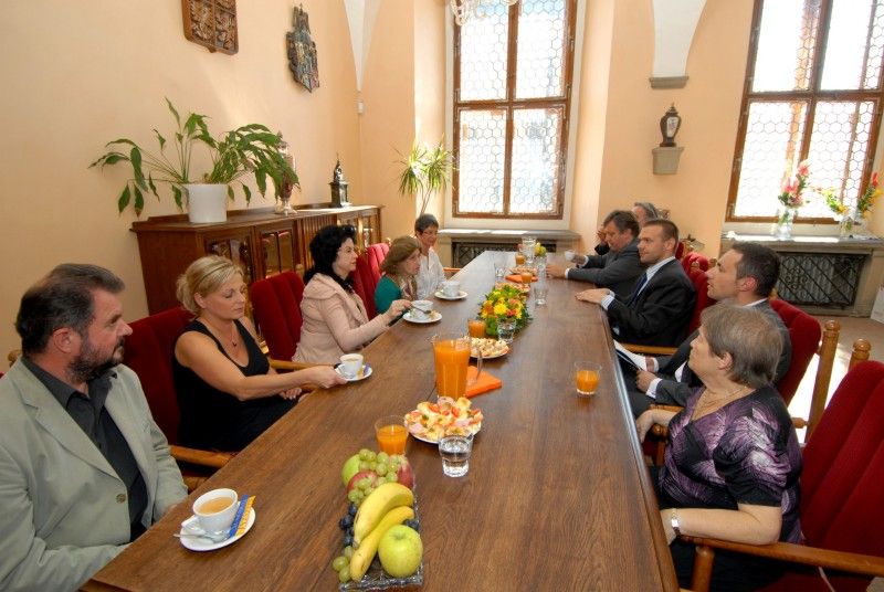 Slavnou houslistku Idu Haendel, která se ráda vrací do České republiky, protože je místem, které dává prostor kultuře a hudbě, přijal (16.9.2011) před jejím nedělním koncertem ve Velké synagoze na plzeňské radnici primátor Martin Baxa. Ida Haendel se v hodinové debatě představila jako noblesní dáma se smyslem pro humor, pro kterou je hudba vším. „Moje poslání je hrát pro ty, které zajímá hudba, které zajímá interpretace hudby,“ prohlásila při setkání s primátorem.

V Plzni hrála Ida Haendel naposledy v roce 2009 v rámci festivalu Hudba v synagogách. Právě na tento festival přijíždí i letos, aby zde přednesla její oblíbené skladby – sonáty Roberta Schumana a Césara Francka a cikánské melodie Pabla de Sarasate. Na klavír ji doprovodí Misha Dacic.

Houslistka Ida Haendel, pocházející z polského Chelmu, zazářila již v dětském věku a rázem rozvinula oslnivou kariéru. Ve 12 letech po studiu na konzervatoři ve Varšavě koncertovala v Londýně, kde pokračovala ve studiu u Carla Flesche, stejně jako u George Enesca 