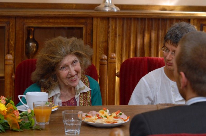 Slavnou houslistku Idu Haendel, která se ráda vrací do České republiky, protože je místem, které dává prostor kultuře a hudbě, přijal (16.9.2011) před jejím nedělním koncertem ve Velké synagoze na plzeňské radnici primátor Martin Baxa. Ida Haendel se v hodinové debatě představila jako noblesní dáma se smyslem pro humor, pro kterou je hudba vším. „Moje poslání je hrát pro ty, které zajímá hudba, které zajímá interpretace hudby,“ prohlásila při setkání s primátorem.

V Plzni hrála Ida Haendel naposledy v roce 2009 v rámci festivalu Hudba v synagogách. Právě na tento festival přijíždí i letos, aby zde přednesla její oblíbené skladby – sonáty Roberta Schumana a Césara Francka a cikánské melodie Pabla de Sarasate. Na klavír ji doprovodí Misha Dacic.

Houslistka Ida Haendel, pocházející z polského Chelmu, zazářila již v dětském věku a rázem rozvinula oslnivou kariéru. Ve 12 letech po studiu na konzervatoři ve Varšavě koncertovala v Londýně, kde pokračovala ve studiu u Carla Flesche, stejně jako u George Enesca 