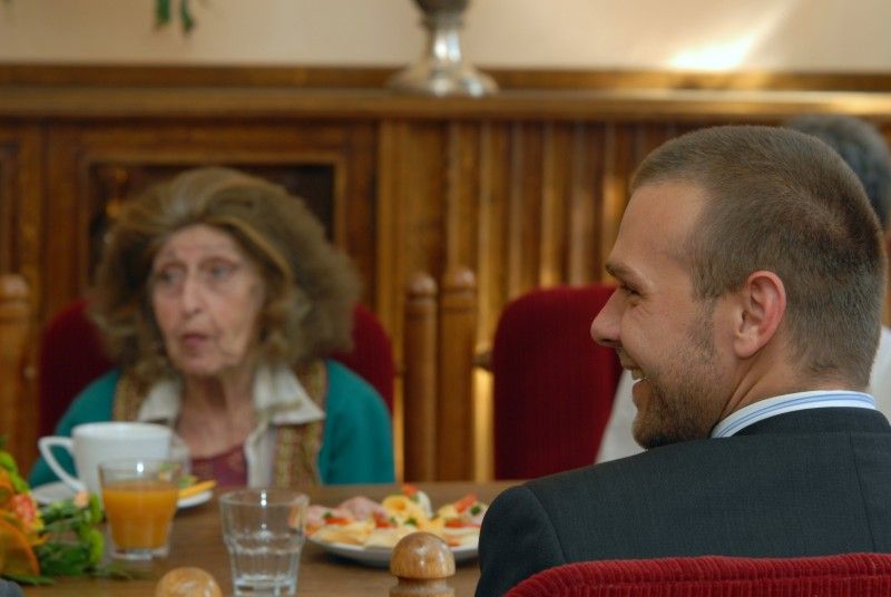 Slavnou houslistku Idu Haendel, která se ráda vrací do České republiky, protože je místem, které dává prostor kultuře a hudbě, přijal (16.9.2011) před jejím nedělním koncertem ve Velké synagoze na plzeňské radnici primátor Martin Baxa. Ida Haendel se v hodinové debatě představila jako noblesní dáma se smyslem pro humor, pro kterou je hudba vším. „Moje poslání je hrát pro ty, které zajímá hudba, které zajímá interpretace hudby,“ prohlásila při setkání s primátorem.

V Plzni hrála Ida Haendel naposledy v roce 2009 v rámci festivalu Hudba v synagogách. Právě na tento festival přijíždí i letos, aby zde přednesla její oblíbené skladby – sonáty Roberta Schumana a Césara Francka a cikánské melodie Pabla de Sarasate. Na klavír ji doprovodí Misha Dacic.

Houslistka Ida Haendel, pocházející z polského Chelmu, zazářila již v dětském věku a rázem rozvinula oslnivou kariéru. Ve 12 letech po studiu na konzervatoři ve Varšavě koncertovala v Londýně, kde pokračovala ve studiu u Carla Flesche, stejně jako u George Enesca 