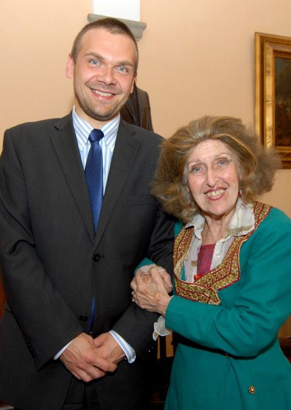 Slavnou houslistku Idu Haendel, která se ráda vrací do České republiky, protože je místem, které dává prostor kultuře a hudbě, přijal (16.9.2011) před jejím nedělním koncertem ve Velké synagoze na plzeňské radnici primátor Martin Baxa. Ida Haendel se v hodinové debatě představila jako noblesní dáma se smyslem pro humor, pro kterou je hudba vším. „Moje poslání je hrát pro ty, které zajímá hudba, které zajímá interpretace hudby,“ prohlásila při setkání s primátorem.

V Plzni hrála Ida Haendel naposledy v roce 2009 v rámci festivalu Hudba v synagogách. Právě na tento festival přijíždí i letos, aby zde přednesla její oblíbené skladby – sonáty Roberta Schumana a Césara Francka a cikánské melodie Pabla de Sarasate. Na klavír ji doprovodí Misha Dacic.

Houslistka Ida Haendel, pocházející z polského Chelmu, zazářila již v dětském věku a rázem rozvinula oslnivou kariéru. Ve 12 letech po studiu na konzervatoři ve Varšavě koncertovala v Londýně, kde pokračovala ve studiu u Carla Flesche, stejně jako u George Enesca 