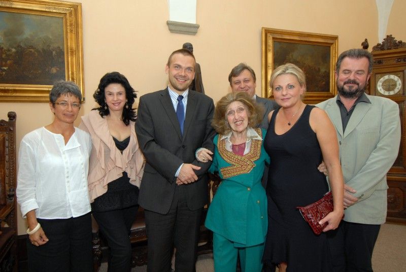 Slavnou houslistku Idu Haendel, která se ráda vrací do České republiky, protože je místem, které dává prostor kultuře a hudbě, přijal (16.9.2011) před jejím nedělním koncertem ve Velké synagoze na plzeňské radnici primátor Martin Baxa. Ida Haendel se v hodinové debatě představila jako noblesní dáma se smyslem pro humor, pro kterou je hudba vším. „Moje poslání je hrát pro ty, které zajímá hudba, které zajímá interpretace hudby,“ prohlásila při setkání s primátorem.

V Plzni hrála Ida Haendel naposledy v roce 2009 v rámci festivalu Hudba v synagogách. Právě na tento festival přijíždí i letos, aby zde přednesla její oblíbené skladby – sonáty Roberta Schumana a Césara Francka a cikánské melodie Pabla de Sarasate. Na klavír ji doprovodí Misha Dacic.

Houslistka Ida Haendel, pocházející z polského Chelmu, zazářila již v dětském věku a rázem rozvinula oslnivou kariéru. Ve 12 letech po studiu na konzervatoři ve Varšavě koncertovala v Londýně, kde pokračovala ve studiu u Carla Flesche, stejně jako u George Enesca 