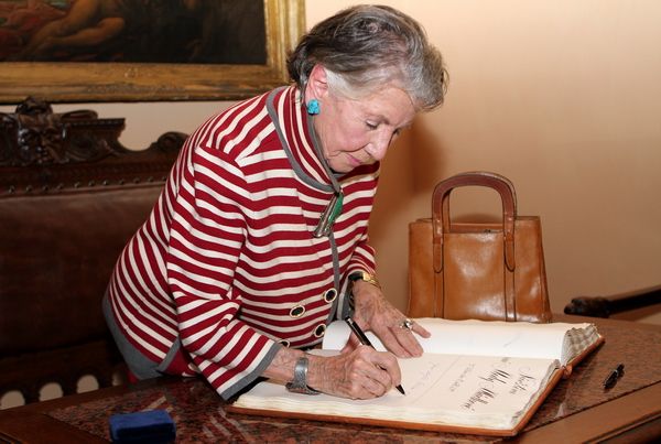 Do Plzně jezdí sběratelka a mecenáška umění Meda Mládková často, na krátkou dobu a převážně do galerií a za kulturou. V neděli 18. září 2011 tomu nebylo jinak – přijela si prohlédnout expozici Věci umění, věci doby/Skupina 42 v Masných krámech. A tentokrát zavítala i na plzeňskou radnici, kde ji přijal primátor Martin Baxa.

Především kultura a výtvarné umění se diskutovaly při nedělním hodinovém setkání. Výstavbu nové budovy divadla a další stěžejní akce projektu Evropské hlavní město kultury 2015 představil primátor Martin Baxa a v souvislosti s výtvarným uměním, které paní Mládková se svým manželem podporovala celý život, se hovořilo také o problémech s výstavními prostory Západočeské galerie nebo s financováním kulturních projektů v letech hospodářské nestability.

Meda Mládková ocenila úsilí Plzně v podpoře kultury a připomněla slova svého manžela: „Každá velká idea má velké problémy, vrhá velké světlo i velké stíny, nemůžeme zůstat ve tmě.“

Dr. Meda Mládková zřídila Nadaci Jana a Medy Mládkových 