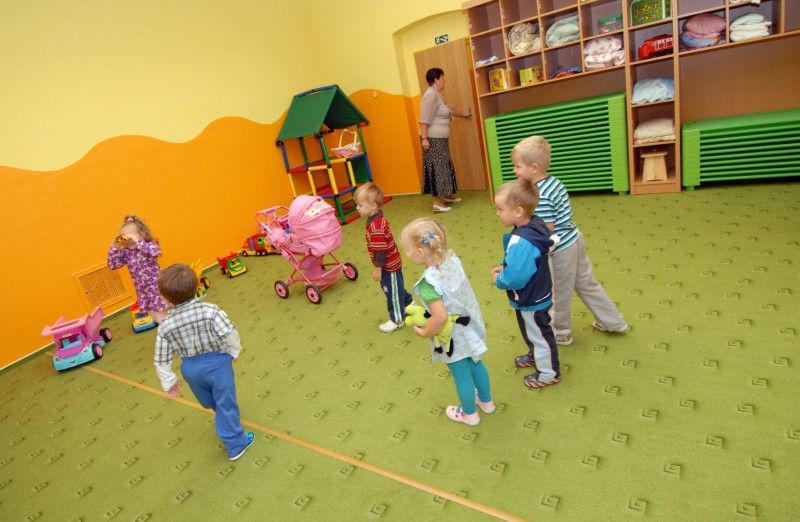 Městu se daří zvyšovat počet míst v mateřských školách. Nová třída s kapacitou 28 dětí byla jako odloučené pracoviště 51. MŠ v Částkově ulici zřízena v málo využívaných učebnách hudební a výtvarné výchovy Masarykovy základní školy na Jiráskovo náměstí. Na investicích do stavebních úprav se podílelo město a druhý městský obvod částkou 1,3 milionu korun.  Zeď mezi třídami byla probourána a vznikl v nich prostor pro hraní, jídelní koutek a kuchyňka. Pro potřeby školky bylo upraveno i sociální zařízení a šatna.

„Prostory nám nabídla k využití přímo ředitelka Masarykovy základní školy. Vzhledem k tomu, že poptávka po volných místech ve školkách výrazně převyšuje nabídku a prostory se dispozičně hodily pro tento účel, s investicí jsme neváhali,“ uvedla Irena Rottová, radní pro oblast školství, mládeže, sportu a životního prostředí, která se zúčastnila slavnostního otevření nové třídy (19.9.2011).

Nedostatečná kapacita mateřských škol patří k jednomu z velkých problémů, s kterými se město v současné době potýk