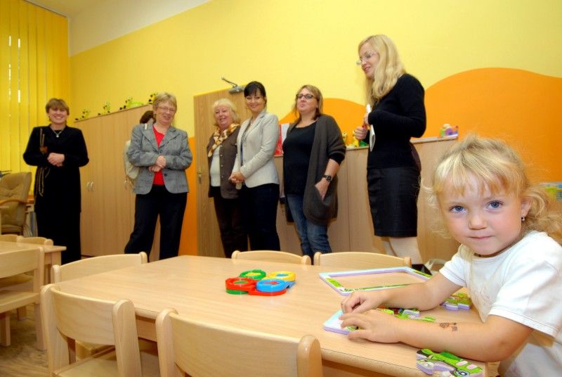 Městu se daří zvyšovat počet míst v mateřských školách. Nová třída s kapacitou 28 dětí byla jako odloučené pracoviště 51. MŠ v Částkově ulici zřízena v málo využívaných učebnách hudební a výtvarné výchovy Masarykovy základní školy na Jiráskovo náměstí. Na investicích do stavebních úprav se podílelo město a druhý městský obvod částkou 1,3 milionu korun.  Zeď mezi třídami byla probourána a vznikl v nich prostor pro hraní, jídelní koutek a kuchyňka. Pro potřeby školky bylo upraveno i sociální zařízení a šatna.

„Prostory nám nabídla k využití přímo ředitelka Masarykovy základní školy. Vzhledem k tomu, že poptávka po volných místech ve školkách výrazně převyšuje nabídku a prostory se dispozičně hodily pro tento účel, s investicí jsme neváhali,“ uvedla Irena Rottová, radní pro oblast školství, mládeže, sportu a životního prostředí, která se zúčastnila slavnostního otevření nové třídy (19.9.2011).

Nedostatečná kapacita mateřských škol patří k jednomu z velkých problémů, s kterými se město v současné době potýk