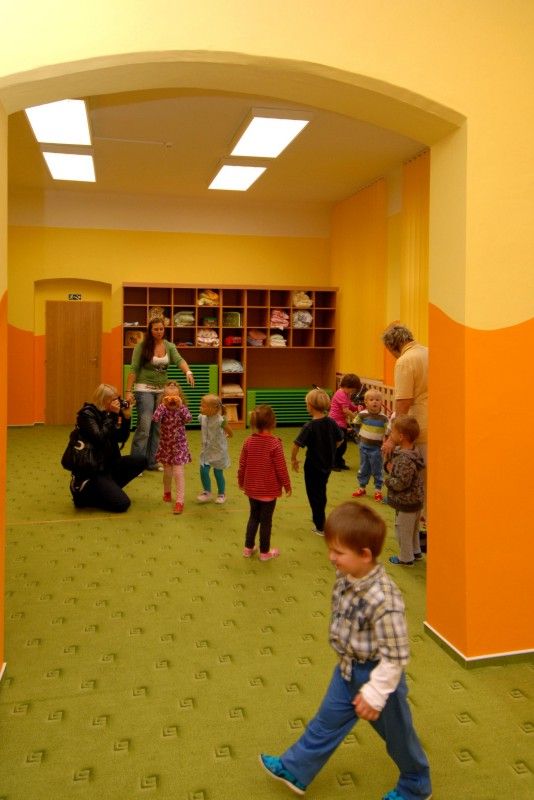 Městu se daří zvyšovat počet míst v mateřských školách. Nová třída s kapacitou 28 dětí byla jako odloučené pracoviště 51. MŠ v Částkově ulici zřízena v málo využívaných učebnách hudební a výtvarné výchovy Masarykovy základní školy na Jiráskovo náměstí. Na investicích do stavebních úprav se podílelo město a druhý městský obvod částkou 1,3 milionu korun.  Zeď mezi třídami byla probourána a vznikl v nich prostor pro hraní, jídelní koutek a kuchyňka. Pro potřeby školky bylo upraveno i sociální zařízení a šatna.

„Prostory nám nabídla k využití přímo ředitelka Masarykovy základní školy. Vzhledem k tomu, že poptávka po volných místech ve školkách výrazně převyšuje nabídku a prostory se dispozičně hodily pro tento účel, s investicí jsme neváhali,“ uvedla Irena Rottová, radní pro oblast školství, mládeže, sportu a životního prostředí, která se zúčastnila slavnostního otevření nové třídy (19.9.2011).

Nedostatečná kapacita mateřských škol patří k jednomu z velkých problémů, s kterými se město v současné době potýk