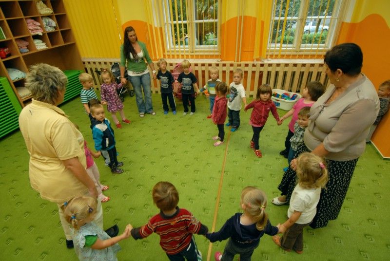 Městu se daří zvyšovat počet míst v mateřských školách. Nová třída s kapacitou 28 dětí byla jako odloučené pracoviště 51. MŠ v Částkově ulici zřízena v málo využívaných učebnách hudební a výtvarné výchovy Masarykovy základní školy na Jiráskovo náměstí. Na investicích do stavebních úprav se podílelo město a druhý městský obvod částkou 1,3 milionu korun.  Zeď mezi třídami byla probourána a vznikl v nich prostor pro hraní, jídelní koutek a kuchyňka. Pro potřeby školky bylo upraveno i sociální zařízení a šatna.

„Prostory nám nabídla k využití přímo ředitelka Masarykovy základní školy. Vzhledem k tomu, že poptávka po volných místech ve školkách výrazně převyšuje nabídku a prostory se dispozičně hodily pro tento účel, s investicí jsme neváhali,“ uvedla Irena Rottová, radní pro oblast školství, mládeže, sportu a životního prostředí, která se zúčastnila slavnostního otevření nové třídy (19.9.2011).

Nedostatečná kapacita mateřských škol patří k jednomu z velkých problémů, s kterými se město v současné době potýk