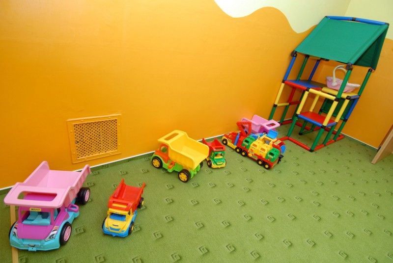 Městu se daří zvyšovat počet míst v mateřských školách. Nová třída s kapacitou 28 dětí byla jako odloučené pracoviště 51. MŠ v Částkově ulici zřízena v málo využívaných učebnách hudební a výtvarné výchovy Masarykovy základní školy na Jiráskovo náměstí. Na investicích do stavebních úprav se podílelo město a druhý městský obvod částkou 1,3 milionu korun.  Zeď mezi třídami byla probourána a vznikl v nich prostor pro hraní, jídelní koutek a kuchyňka. Pro potřeby školky bylo upraveno i sociální zařízení a šatna.

„Prostory nám nabídla k využití přímo ředitelka Masarykovy základní školy. Vzhledem k tomu, že poptávka po volných místech ve školkách výrazně převyšuje nabídku a prostory se dispozičně hodily pro tento účel, s investicí jsme neváhali,“ uvedla Irena Rottová, radní pro oblast školství, mládeže, sportu a životního prostředí, která se zúčastnila slavnostního otevření nové třídy (19.9.2011).

Nedostatečná kapacita mateřských škol patří k jednomu z velkých problémů, s kterými se město v současné době potýk