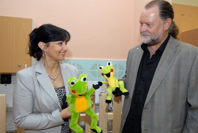 Městu se daří zvyšovat počet míst v mateřských školách. Nová třída s kapacitou 28 dětí byla jako odloučené pracoviště 51. MŠ v Částkově ulici zřízena v málo využívaných učebnách hudební a výtvarné výchovy Masarykovy základní školy na Jiráskovo náměstí. Na investicích do stavebních úprav se podílelo město a druhý městský obvod částkou 1,3 milionu korun.  Zeď mezi třídami byla probourána a vznikl v nich prostor pro hraní, jídelní koutek a kuchyňka. Pro potřeby školky bylo upraveno i sociální zařízení a šatna.

„Prostory nám nabídla k využití přímo ředitelka Masarykovy základní školy. Vzhledem k tomu, že poptávka po volných místech ve školkách výrazně převyšuje nabídku a prostory se dispozičně hodily pro tento účel, s investicí jsme neváhali,“ uvedla Irena Rottová, radní pro oblast školství, mládeže, sportu a životního prostředí, která se zúčastnila slavnostního otevření nové třídy (19.9.2011).

Nedostatečná kapacita mateřských škol patří k jednomu z velkých problémů, s kterými se město v současné době potýk