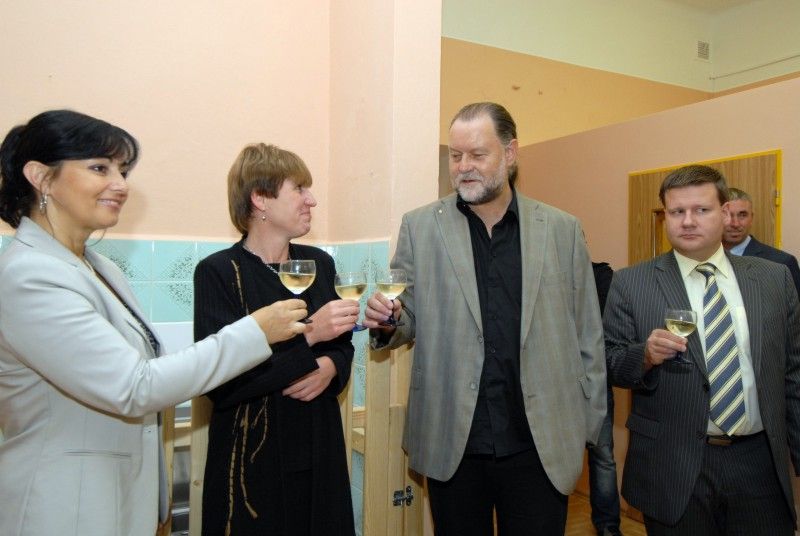 Městu se daří zvyšovat počet míst v mateřských školách. Nová třída s kapacitou 28 dětí byla jako odloučené pracoviště 51. MŠ v Částkově ulici zřízena v málo využívaných učebnách hudební a výtvarné výchovy Masarykovy základní školy na Jiráskovo náměstí. Na investicích do stavebních úprav se podílelo město a druhý městský obvod částkou 1,3 milionu korun.  Zeď mezi třídami byla probourána a vznikl v nich prostor pro hraní, jídelní koutek a kuchyňka. Pro potřeby školky bylo upraveno i sociální zařízení a šatna.

„Prostory nám nabídla k využití přímo ředitelka Masarykovy základní školy. Vzhledem k tomu, že poptávka po volných místech ve školkách výrazně převyšuje nabídku a prostory se dispozičně hodily pro tento účel, s investicí jsme neváhali,“ uvedla Irena Rottová, radní pro oblast školství, mládeže, sportu a životního prostředí, která se zúčastnila slavnostního otevření nové třídy (19.9.2011).

Nedostatečná kapacita mateřských škol patří k jednomu z velkých problémů, s kterými se město v současné době potýk