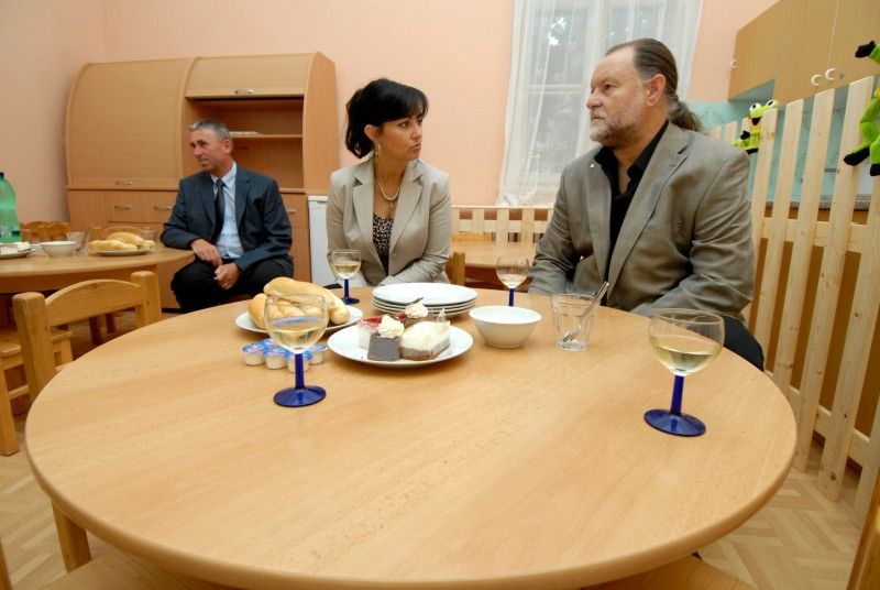 Městu se daří zvyšovat počet míst v mateřských školách. Nová třída s kapacitou 28 dětí byla jako odloučené pracoviště 51. MŠ v Částkově ulici zřízena v málo využívaných učebnách hudební a výtvarné výchovy Masarykovy základní školy na Jiráskovo náměstí. Na investicích do stavebních úprav se podílelo město a druhý městský obvod částkou 1,3 milionu korun.  Zeď mezi třídami byla probourána a vznikl v nich prostor pro hraní, jídelní koutek a kuchyňka. Pro potřeby školky bylo upraveno i sociální zařízení a šatna.

„Prostory nám nabídla k využití přímo ředitelka Masarykovy základní školy. Vzhledem k tomu, že poptávka po volných místech ve školkách výrazně převyšuje nabídku a prostory se dispozičně hodily pro tento účel, s investicí jsme neváhali,“ uvedla Irena Rottová, radní pro oblast školství, mládeže, sportu a životního prostředí, která se zúčastnila slavnostního otevření nové třídy (19.9.2011).

Nedostatečná kapacita mateřských škol patří k jednomu z velkých problémů, s kterými se město v současné době potýk