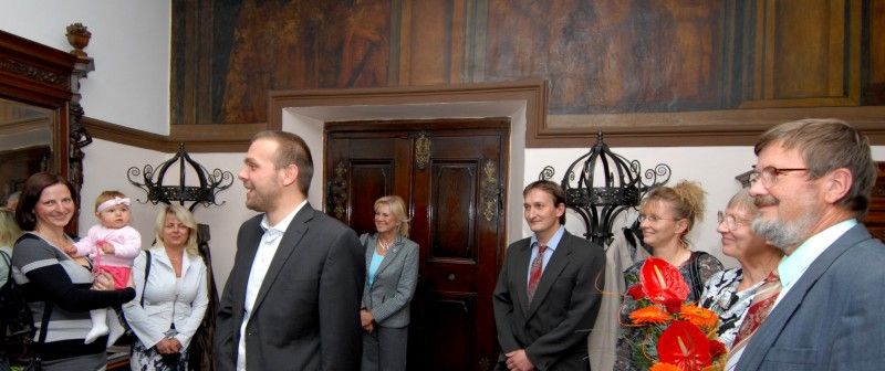 Akademická sochařka Marie Uchytilová, autorka Památníku dětských obětí války v Lidicích, má v Plzni svoji pamětní desku. Společně s primátorem Martinem Baxou ji odhalila dnes (20.9.2011) odpoledne její dcera Sylvie Klánová. „Památník v Lidicích byl pro maminku celoživotním mírovým činem,“ sdělila Sylvie Klánová. Sama Marie Uchytilová označila své dílo „za symbol zavražděných dětí v nesmyslných válkách“.

„Odhalení desky věnované Marii Uchytilové je vzácnou událostí spojující umění a historii. Svým stěžejním dílem Marie Uchytilová zpřítomnila tragickou událost v Lidicích. Jsem rád, že i tato deska zmiňuje památník, který dokáže vytrhnout ze zapomnění,“ uvedl primátor Martin Baxa.

Ve Zbrojnické ulici prožila Marie Uchytilová své dětství a studentská léta. Je také autorkou návrhu korunové mince, která byla v naší republice v oběhu třicet let.

Před slavnostním aktem přijal na plzeňské radnici primátor Martin Baxa Sylvii Klánovou s rodinou a další hosty v čele se starostkou Lidic Veronikou Kellerovou.