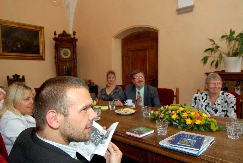 Akademická sochařka Marie Uchytilová, autorka Památníku dětských obětí války v Lidicích, má v Plzni svoji pamětní desku. Společně s primátorem Martinem Baxou ji odhalila dnes (20.9.2011) odpoledne její dcera Sylvie Klánová. „Památník v Lidicích byl pro maminku celoživotním mírovým činem,“ sdělila Sylvie Klánová. Sama Marie Uchytilová označila své dílo „za symbol zavražděných dětí v nesmyslných válkách“.

„Odhalení desky věnované Marii Uchytilové je vzácnou událostí spojující umění a historii. Svým stěžejním dílem Marie Uchytilová zpřítomnila tragickou událost v Lidicích. Jsem rád, že i tato deska zmiňuje památník, který dokáže vytrhnout ze zapomnění,“ uvedl primátor Martin Baxa.

Ve Zbrojnické ulici prožila Marie Uchytilová své dětství a studentská léta. Je také autorkou návrhu korunové mince, která byla v naší republice v oběhu třicet let.

Před slavnostním aktem přijal na plzeňské radnici primátor Martin Baxa Sylvii Klánovou s rodinou a další hosty v čele se starostkou Lidic Veronikou Kellerovou.