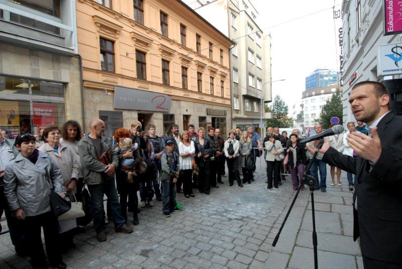 Akademická sochařka Marie Uchytilová, autorka Památníku dětských obětí války v Lidicích, má v Plzni svoji pamětní desku. Společně s primátorem Martinem Baxou ji odhalila dnes (20.9.2011) odpoledne její dcera Sylvie Klánová. „Památník v Lidicích byl pro maminku celoživotním mírovým činem,“ sdělila Sylvie Klánová. Sama Marie Uchytilová označila své dílo „za symbol zavražděných dětí v nesmyslných válkách“.

„Odhalení desky věnované Marii Uchytilové je vzácnou událostí spojující umění a historii. Svým stěžejním dílem Marie Uchytilová zpřítomnila tragickou událost v Lidicích. Jsem rád, že i tato deska zmiňuje památník, který dokáže vytrhnout ze zapomnění,“ uvedl primátor Martin Baxa.

Ve Zbrojnické ulici prožila Marie Uchytilová své dětství a studentská léta. Je také autorkou návrhu korunové mince, která byla v naší republice v oběhu třicet let.

Před slavnostním aktem přijal na plzeňské radnici primátor Martin Baxa Sylvii Klánovou s rodinou a další hosty v čele se starostkou Lidic Veronikou Kellerovou.