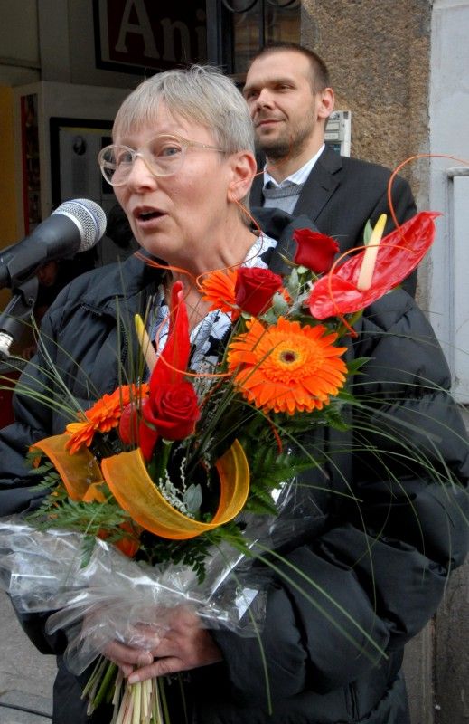 Akademická sochařka Marie Uchytilová, autorka Památníku dětských obětí války v Lidicích, má v Plzni svoji pamětní desku. Společně s primátorem Martinem Baxou ji odhalila dnes (20.9.2011) odpoledne její dcera Sylvie Klánová. „Památník v Lidicích byl pro maminku celoživotním mírovým činem,“ sdělila Sylvie Klánová. Sama Marie Uchytilová označila své dílo „za symbol zavražděných dětí v nesmyslných válkách“.

„Odhalení desky věnované Marii Uchytilové je vzácnou událostí spojující umění a historii. Svým stěžejním dílem Marie Uchytilová zpřítomnila tragickou událost v Lidicích. Jsem rád, že i tato deska zmiňuje památník, který dokáže vytrhnout ze zapomnění,“ uvedl primátor Martin Baxa.

Ve Zbrojnické ulici prožila Marie Uchytilová své dětství a studentská léta. Je také autorkou návrhu korunové mince, která byla v naší republice v oběhu třicet let.

Před slavnostním aktem přijal na plzeňské radnici primátor Martin Baxa Sylvii Klánovou s rodinou a další hosty v čele se starostkou Lidic Veronikou Kellerovou.