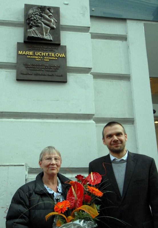Akademická sochařka Marie Uchytilová, autorka Památníku dětských obětí války v Lidicích, má v Plzni svoji pamětní desku. Společně s primátorem Martinem Baxou ji odhalila dnes (20.9.2011) odpoledne její dcera Sylvie Klánová. „Památník v Lidicích byl pro maminku celoživotním mírovým činem,“ sdělila Sylvie Klánová. Sama Marie Uchytilová označila své dílo „za symbol zavražděných dětí v nesmyslných válkách“.

„Odhalení desky věnované Marii Uchytilové je vzácnou událostí spojující umění a historii. Svým stěžejním dílem Marie Uchytilová zpřítomnila tragickou událost v Lidicích. Jsem rád, že i tato deska zmiňuje památník, který dokáže vytrhnout ze zapomnění,“ uvedl primátor Martin Baxa.

Ve Zbrojnické ulici prožila Marie Uchytilová své dětství a studentská léta. Je také autorkou návrhu korunové mince, která byla v naší republice v oběhu třicet let.

Před slavnostním aktem přijal na plzeňské radnici primátor Martin Baxa Sylvii Klánovou s rodinou a další hosty v čele se starostkou Lidic Veronikou Kellerovou.