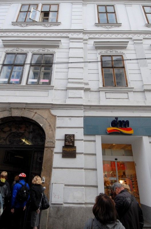 Akademická sochařka Marie Uchytilová, autorka Památníku dětských obětí války v Lidicích, má v Plzni svoji pamětní desku. Společně s primátorem Martinem Baxou ji odhalila dnes (20.9.2011) odpoledne její dcera Sylvie Klánová. „Památník v Lidicích byl pro maminku celoživotním mírovým činem,“ sdělila Sylvie Klánová. Sama Marie Uchytilová označila své dílo „za symbol zavražděných dětí v nesmyslných válkách“.

„Odhalení desky věnované Marii Uchytilové je vzácnou událostí spojující umění a historii. Svým stěžejním dílem Marie Uchytilová zpřítomnila tragickou událost v Lidicích. Jsem rád, že i tato deska zmiňuje památník, který dokáže vytrhnout ze zapomnění,“ uvedl primátor Martin Baxa.

Ve Zbrojnické ulici prožila Marie Uchytilová své dětství a studentská léta. Je také autorkou návrhu korunové mince, která byla v naší republice v oběhu třicet let.

Před slavnostním aktem přijal na plzeňské radnici primátor Martin Baxa Sylvii Klánovou s rodinou a další hosty v čele se starostkou Lidic Veronikou Kellerovou.