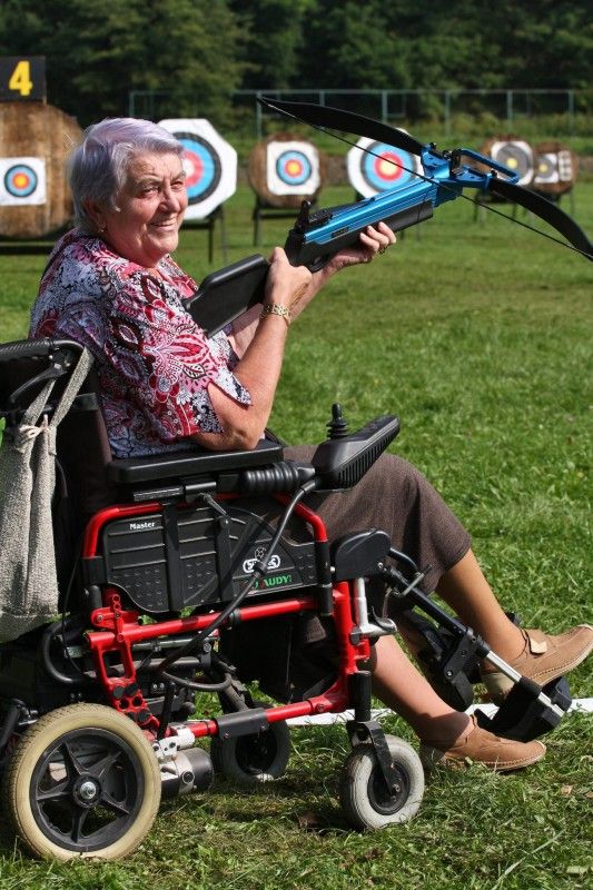Střelnice v Lobzích je zvyklá na střeleckou elitu. Každoročně se zde konají sportovní soutěže na evropské i světové úrovni. Ve středu 21. září 2011 areál poprvé hostil střelecký přebor HANDICAP SHOOTING CUP 2011. Pod záštitou radního pro sociální oblast Jiřího Kuthana a ve spolupráci se Sportovně střeleckým klubem Dukla Plzeň jej uspořádal odbor sociálních služeb plzeňského magistrátu.

„Lidé s mentálním, tělesným i kombinovaným handicapem dostali šanci vyzkoušet si střelecké disciplíny, které figurují na paralympijském seznamu. Mnozí poprvé, jiní vybavení jistými dovednostmi a zkušenostmi poměřili síly a přesnou mušku při střelbě ze vzduchové pistole, ze vzduchové pušky, z luku a kuše,“ uvedla Alena Hynková, vedoucí odboru sociálních služeb.

V každé kategorii byli ve finále vyhodnoceni tři nejlepší. „Absolutním vítězem ve víceboji, tedy přeborníkem klání s nejvyšším dosaženým počtem bodů ve všech střeleckých disciplínách, se stal Zbyněk Holeček,“ konstatovala Alena Hynková.

Na prvním handicap shootin