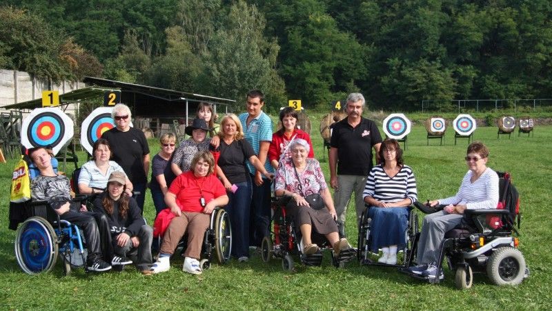 Střelnice v Lobzích je zvyklá na střeleckou elitu. Každoročně se zde konají sportovní soutěže na evropské i světové úrovni. Ve středu 21. září 2011 areál poprvé hostil střelecký přebor HANDICAP SHOOTING CUP 2011. Pod záštitou radního pro sociální oblast Jiřího Kuthana a ve spolupráci se Sportovně střeleckým klubem Dukla Plzeň jej uspořádal odbor sociálních služeb plzeňského magistrátu.

„Lidé s mentálním, tělesným i kombinovaným handicapem dostali šanci vyzkoušet si střelecké disciplíny, které figurují na paralympijském seznamu. Mnozí poprvé, jiní vybavení jistými dovednostmi a zkušenostmi poměřili síly a přesnou mušku při střelbě ze vzduchové pistole, ze vzduchové pušky, z luku a kuše,“ uvedla Alena Hynková, vedoucí odboru sociálních služeb.

V každé kategorii byli ve finále vyhodnoceni tři nejlepší. „Absolutním vítězem ve víceboji, tedy přeborníkem klání s nejvyšším dosaženým počtem bodů ve všech střeleckých disciplínách, se stal Zbyněk Holeček,“ konstatovala Alena Hynková.

Na prvním handicap shootin