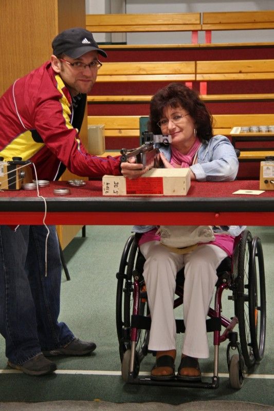 Střelnice v Lobzích je zvyklá na střeleckou elitu. Každoročně se zde konají sportovní soutěže na evropské i světové úrovni. Ve středu 21. září 2011 areál poprvé hostil střelecký přebor HANDICAP SHOOTING CUP 2011. Pod záštitou radního pro sociální oblast Jiřího Kuthana a ve spolupráci se Sportovně střeleckým klubem Dukla Plzeň jej uspořádal odbor sociálních služeb plzeňského magistrátu.

„Lidé s mentálním, tělesným i kombinovaným handicapem dostali šanci vyzkoušet si střelecké disciplíny, které figurují na paralympijském seznamu. Mnozí poprvé, jiní vybavení jistými dovednostmi a zkušenostmi poměřili síly a přesnou mušku při střelbě ze vzduchové pistole, ze vzduchové pušky, z luku a kuše,“ uvedla Alena Hynková, vedoucí odboru sociálních služeb.

V každé kategorii byli ve finále vyhodnoceni tři nejlepší. „Absolutním vítězem ve víceboji, tedy přeborníkem klání s nejvyšším dosaženým počtem bodů ve všech střeleckých disciplínách, se stal Zbyněk Holeček,“ konstatovala Alena Hynková.

Na prvním handicap shootin