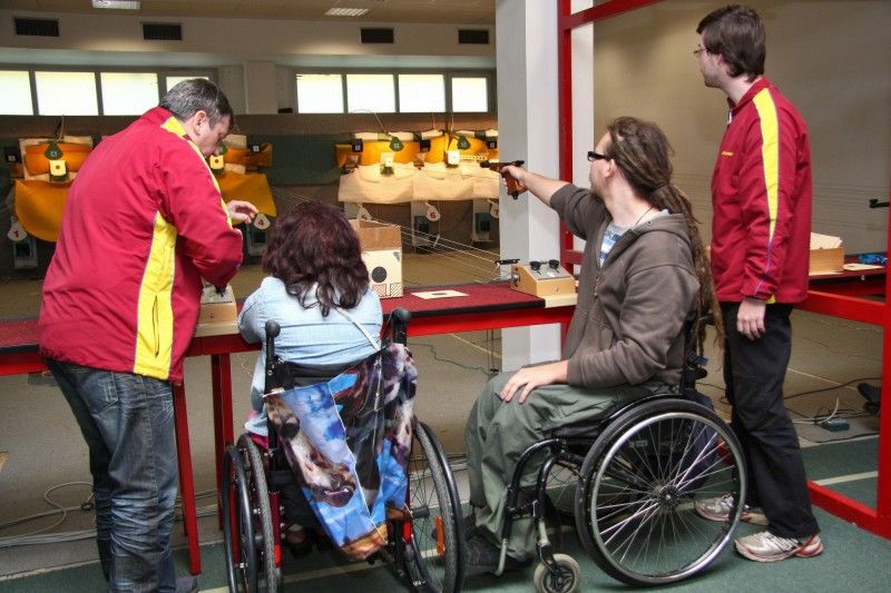 Střelnice v Lobzích je zvyklá na střeleckou elitu. Každoročně se zde konají sportovní soutěže na evropské i světové úrovni. Ve středu 21. září 2011 areál poprvé hostil střelecký přebor HANDICAP SHOOTING CUP 2011. Pod záštitou radního pro sociální oblast Jiřího Kuthana a ve spolupráci se Sportovně střeleckým klubem Dukla Plzeň jej uspořádal odbor sociálních služeb plzeňského magistrátu.

„Lidé s mentálním, tělesným i kombinovaným handicapem dostali šanci vyzkoušet si střelecké disciplíny, které figurují na paralympijském seznamu. Mnozí poprvé, jiní vybavení jistými dovednostmi a zkušenostmi poměřili síly a přesnou mušku při střelbě ze vzduchové pistole, ze vzduchové pušky, z luku a kuše,“ uvedla Alena Hynková, vedoucí odboru sociálních služeb.

V každé kategorii byli ve finále vyhodnoceni tři nejlepší. „Absolutním vítězem ve víceboji, tedy přeborníkem klání s nejvyšším dosaženým počtem bodů ve všech střeleckých disciplínách, se stal Zbyněk Holeček,“ konstatovala Alena Hynková.

Na prvním handicap shootin