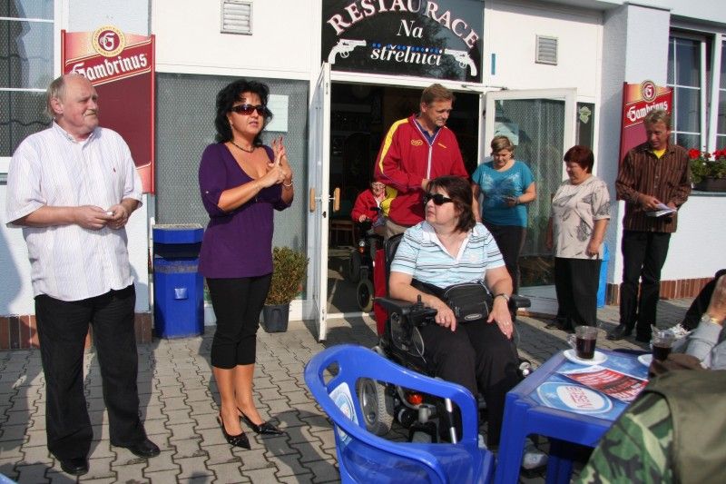 Střelnice v Lobzích je zvyklá na střeleckou elitu. Každoročně se zde konají sportovní soutěže na evropské i světové úrovni. Ve středu 21. září 2011 areál poprvé hostil střelecký přebor HANDICAP SHOOTING CUP 2011. Pod záštitou radního pro sociální oblast Jiřího Kuthana a ve spolupráci se Sportovně střeleckým klubem Dukla Plzeň jej uspořádal odbor sociálních služeb plzeňského magistrátu.

„Lidé s mentálním, tělesným i kombinovaným handicapem dostali šanci vyzkoušet si střelecké disciplíny, které figurují na paralympijském seznamu. Mnozí poprvé, jiní vybavení jistými dovednostmi a zkušenostmi poměřili síly a přesnou mušku při střelbě ze vzduchové pistole, ze vzduchové pušky, z luku a kuše,“ uvedla Alena Hynková, vedoucí odboru sociálních služeb.

V každé kategorii byli ve finále vyhodnoceni tři nejlepší. „Absolutním vítězem ve víceboji, tedy přeborníkem klání s nejvyšším dosaženým počtem bodů ve všech střeleckých disciplínách, se stal Zbyněk Holeček,“ konstatovala Alena Hynková.

Na prvním handicap shootin
