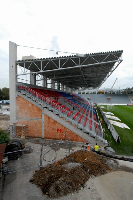Práce na fotbalovém stadionu ve Štruncových sadech pokračují. Po ukotvení nosníků jsou postupně zastřešovány nové tribuny (severní i východní). Z tohoto důvodu je pro fanoušky dočasně uzavřena severní tribuna, která již byla v provozu. Stavební práce jsou v plném proudu i z vnější strany stadionu, především pak na té severní, kde je budováno nové parkoviště.