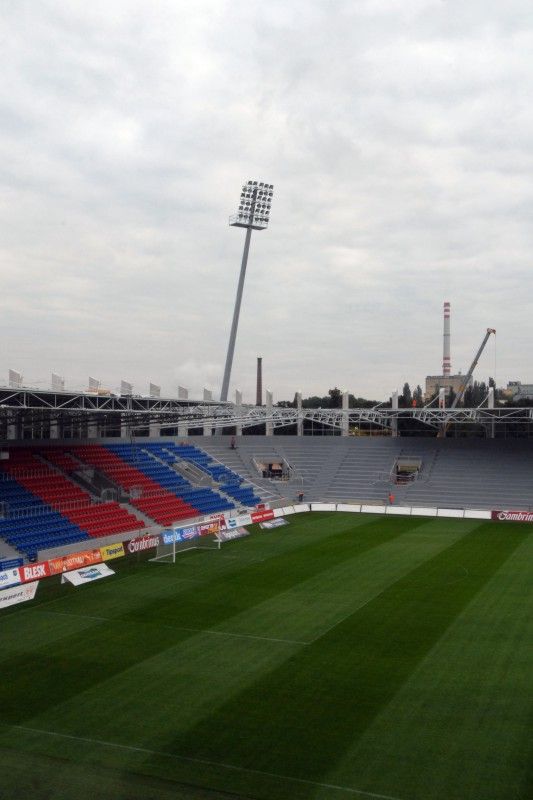 Práce na fotbalovém stadionu ve Štruncových sadech pokračují. Po ukotvení nosníků jsou postupně zastřešovány nové tribuny (severní i východní). Z tohoto důvodu je pro fanoušky dočasně uzavřena severní tribuna, která již byla v provozu. Stavební práce jsou v plném proudu i z vnější strany stadionu, především pak na té severní, kde je budováno nové parkoviště.