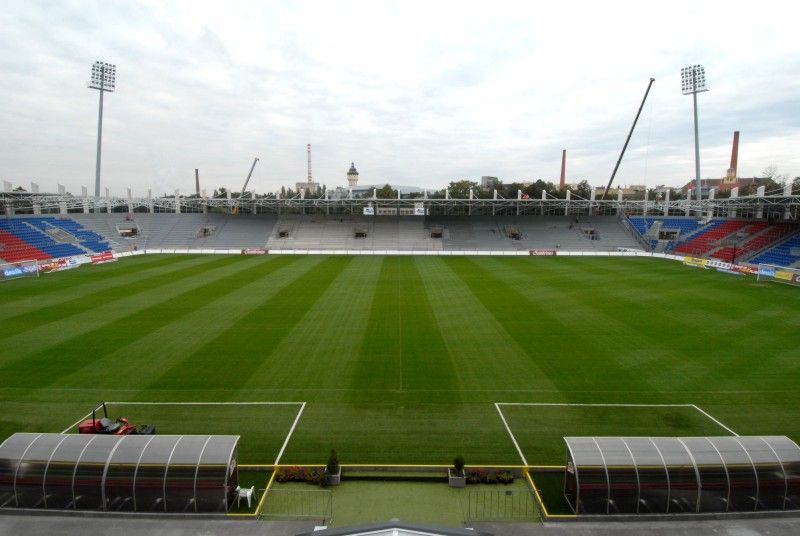 Práce na fotbalovém stadionu ve Štruncových sadech pokračují. Po ukotvení nosníků jsou postupně zastřešovány nové tribuny (severní i východní). Z tohoto důvodu je pro fanoušky dočasně uzavřena severní tribuna, která již byla v provozu. Stavební práce jsou v plném proudu i z vnější strany stadionu, především pak na té severní, kde je budováno nové parkoviště.