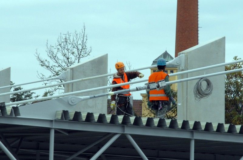 Práce na fotbalovém stadionu ve Štruncových sadech pokračují. Po ukotvení nosníků jsou postupně zastřešovány nové tribuny (severní i východní). Z tohoto důvodu je pro fanoušky dočasně uzavřena severní tribuna, která již byla v provozu. Stavební práce jsou v plném proudu i z vnější strany stadionu, především pak na té severní, kde je budováno nové parkoviště.