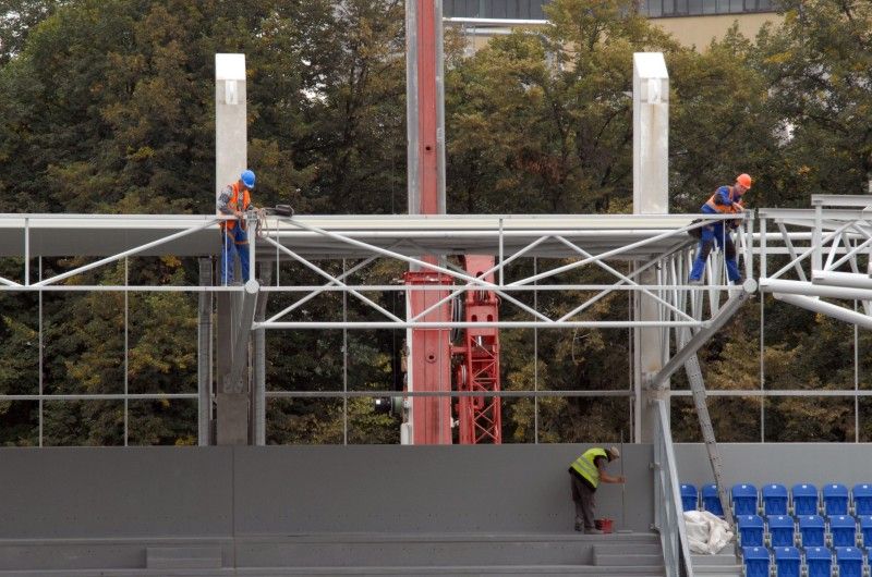Práce na fotbalovém stadionu ve Štruncových sadech pokračují. Po ukotvení nosníků jsou postupně zastřešovány nové tribuny (severní i východní). Z tohoto důvodu je pro fanoušky dočasně uzavřena severní tribuna, která již byla v provozu. Stavební práce jsou v plném proudu i z vnější strany stadionu, především pak na té severní, kde je budováno nové parkoviště.
