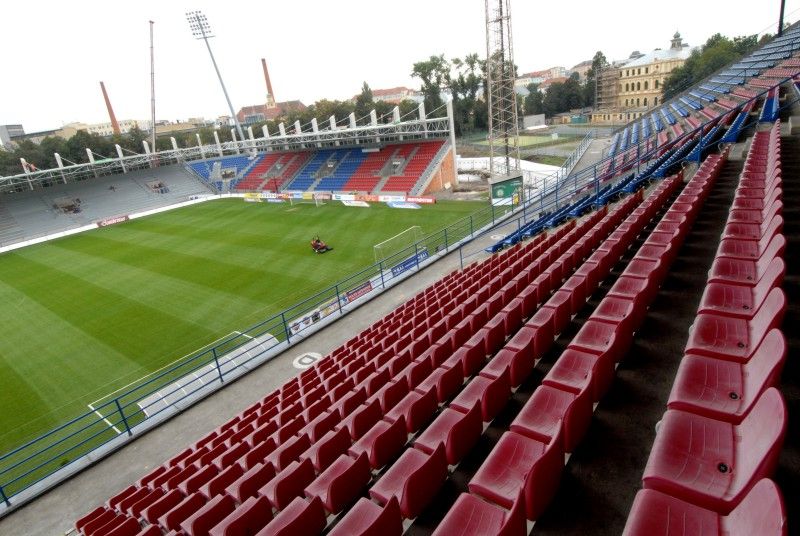 Práce na fotbalovém stadionu ve Štruncových sadech pokračují. Po ukotvení nosníků jsou postupně zastřešovány nové tribuny (severní i východní). Z tohoto důvodu je pro fanoušky dočasně uzavřena severní tribuna, která již byla v provozu. Stavební práce jsou v plném proudu i z vnější strany stadionu, především pak na té severní, kde je budováno nové parkoviště.