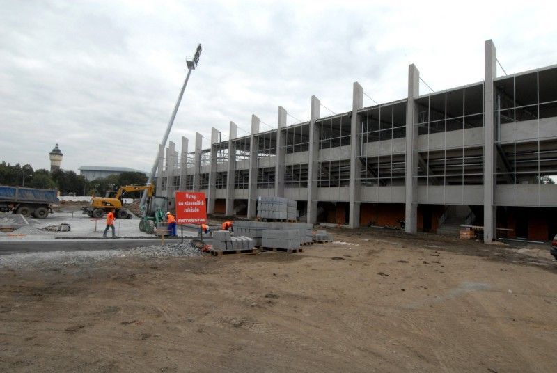 Práce na fotbalovém stadionu ve Štruncových sadech pokračují. Po ukotvení nosníků jsou postupně zastřešovány nové tribuny (severní i východní). Z tohoto důvodu je pro fanoušky dočasně uzavřena severní tribuna, která již byla v provozu. Stavební práce jsou v plném proudu i z vnější strany stadionu, především pak na té severní, kde je budováno nové parkoviště.