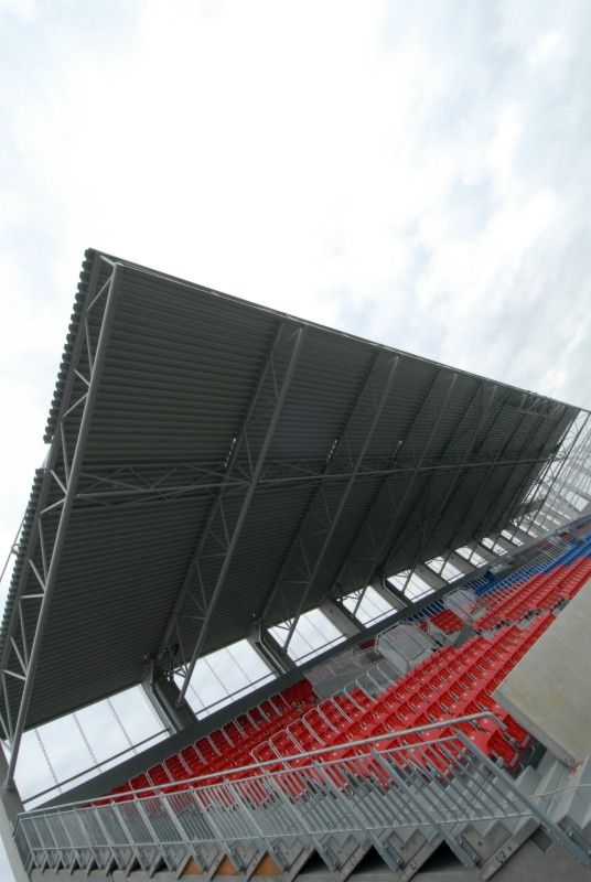 Práce na fotbalovém stadionu ve Štruncových sadech pokračují. Po ukotvení nosníků jsou postupně zastřešovány nové tribuny (severní i východní). Z tohoto důvodu je pro fanoušky dočasně uzavřena severní tribuna, která již byla v provozu. Stavební práce jsou v plném proudu i z vnější strany stadionu, především pak na té severní, kde je budováno nové parkoviště.