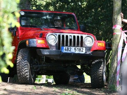 Jeep Wrangler nezná překážky - Na terénu v prostoru za Plazou proběhla malá ukázka toho, co vozy Jeep Wrangler umí a co všechno jsou schopny zvládnout.