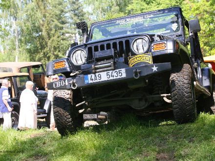 Jeep Wrangler nezná překážky - Na terénu v prostoru za Plazou proběhla malá ukázka toho, co vozy Jeep Wrangler umí a co všechno jsou schopny zvládnout.