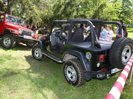 Jeep Wrangler nezná překážky - Na terénu v prostoru za Plazou proběhla malá ukázka toho, co vozy Jeep Wrangler umí a co všechno jsou schopny zvládnout.