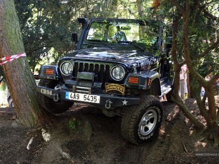 Jeep Wrangler nezná překážky - Na terénu v prostoru za Plazou proběhla malá ukázka toho, co vozy Jeep Wrangler umí a co všechno jsou schopny zvládnout.