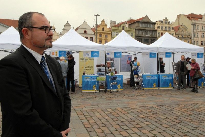 Informace o životě, práci, studiu či možnostech podnikání v Evropské unii, mohli návštěvníci získat na náměstí Republiky, kde se dnes (7.10.2011) konal Veletrh evropských informačních sítí. Mezi další témata, která zde prezentovalo celkem šestnáct institucí úzce spjatých s EU, patřila například práva cestujících v EU, práva spotřebitelů či evropské dotace.

Motto veletrhu „Evropa na dosah“ bylo doplněno závody na rotopedech. Jejich cílem bylo ujet celkem 900 km, tedy vzdálenost z ČR do Bruselu, a názorně tak ukázat, že EU je nám skutečně na dosah. Akci zahájil ekonomický náměstek Martin Zrzavecký, který na rotopedu ujel několik kilometrů.

Kromě Plzně byl regionální veletrh na přelomu září a října pořádán také v Pardubicích, Českých Budějovicích a Brně. Akci organizovalo Zastoupení Evropské komise v ČR. Plzeňské části turné, jež  se konala pod záštitou primátora města Plzně Martina Baxy, se osobně zúčastnil i evropský komisař pro rozšíření Štefan Füle.