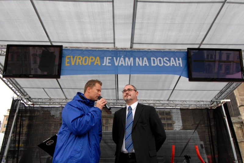 Informace o životě, práci, studiu či možnostech podnikání v Evropské unii, mohli návštěvníci získat na náměstí Republiky, kde se dnes (7.10.2011) konal Veletrh evropských informačních sítí. Mezi další témata, která zde prezentovalo celkem šestnáct institucí úzce spjatých s EU, patřila například práva cestujících v EU, práva spotřebitelů či evropské dotace.

Motto veletrhu „Evropa na dosah“ bylo doplněno závody na rotopedech. Jejich cílem bylo ujet celkem 900 km, tedy vzdálenost z ČR do Bruselu, a názorně tak ukázat, že EU je nám skutečně na dosah. Akci zahájil ekonomický náměstek Martin Zrzavecký, který na rotopedu ujel několik kilometrů.

Kromě Plzně byl regionální veletrh na přelomu září a října pořádán také v Pardubicích, Českých Budějovicích a Brně. Akci organizovalo Zastoupení Evropské komise v ČR. Plzeňské části turné, jež  se konala pod záštitou primátora města Plzně Martina Baxy, se osobně zúčastnil i evropský komisař pro rozšíření Štefan Füle.