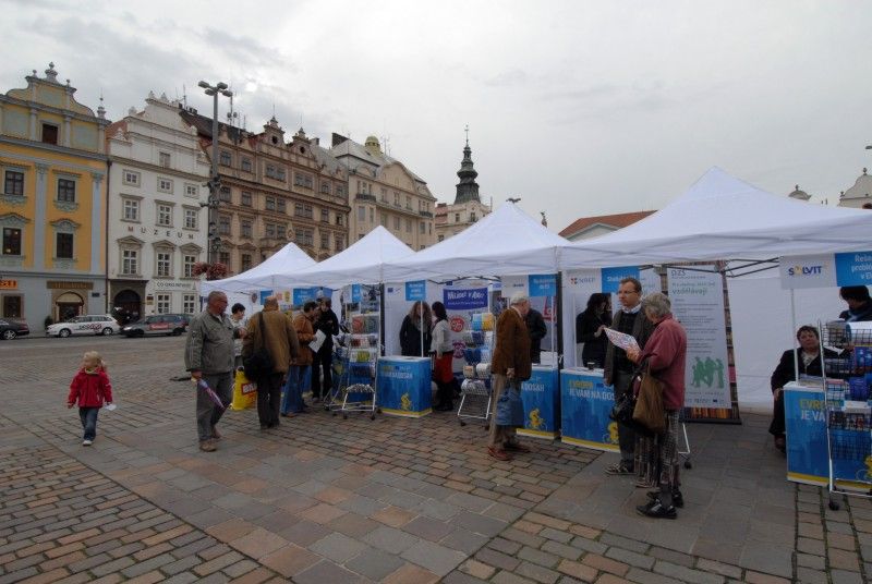Informace o životě, práci, studiu či možnostech podnikání v Evropské unii, mohli návštěvníci získat na náměstí Republiky, kde se dnes (7.10.2011) konal Veletrh evropských informačních sítí. Mezi další témata, která zde prezentovalo celkem šestnáct institucí úzce spjatých s EU, patřila například práva cestujících v EU, práva spotřebitelů či evropské dotace.

Motto veletrhu „Evropa na dosah“ bylo doplněno závody na rotopedech. Jejich cílem bylo ujet celkem 900 km, tedy vzdálenost z ČR do Bruselu, a názorně tak ukázat, že EU je nám skutečně na dosah. Akci zahájil ekonomický náměstek Martin Zrzavecký, který na rotopedu ujel několik kilometrů.

Kromě Plzně byl regionální veletrh na přelomu září a října pořádán také v Pardubicích, Českých Budějovicích a Brně. Akci organizovalo Zastoupení Evropské komise v ČR. Plzeňské části turné, jež  se konala pod záštitou primátora města Plzně Martina Baxy, se osobně zúčastnil i evropský komisař pro rozšíření Štefan Füle.