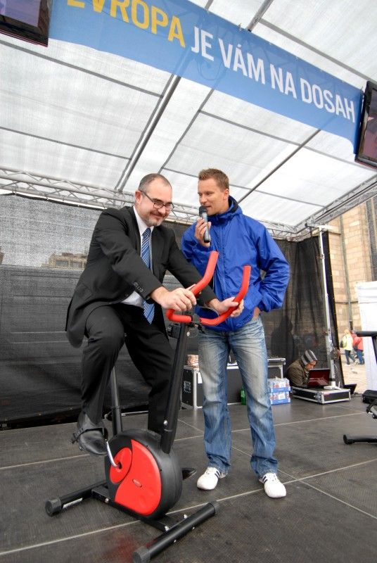 Informace o životě, práci, studiu či možnostech podnikání v Evropské unii, mohli návštěvníci získat na náměstí Republiky, kde se dnes (7.10.2011) konal Veletrh evropských informačních sítí. Mezi další témata, která zde prezentovalo celkem šestnáct institucí úzce spjatých s EU, patřila například práva cestujících v EU, práva spotřebitelů či evropské dotace.

Motto veletrhu „Evropa na dosah“ bylo doplněno závody na rotopedech. Jejich cílem bylo ujet celkem 900 km, tedy vzdálenost z ČR do Bruselu, a názorně tak ukázat, že EU je nám skutečně na dosah. Akci zahájil ekonomický náměstek Martin Zrzavecký, který na rotopedu ujel několik kilometrů.

Kromě Plzně byl regionální veletrh na přelomu září a října pořádán také v Pardubicích, Českých Budějovicích a Brně. Akci organizovalo Zastoupení Evropské komise v ČR. Plzeňské části turné, jež  se konala pod záštitou primátora města Plzně Martina Baxy, se osobně zúčastnil i evropský komisař pro rozšíření Štefan Füle.