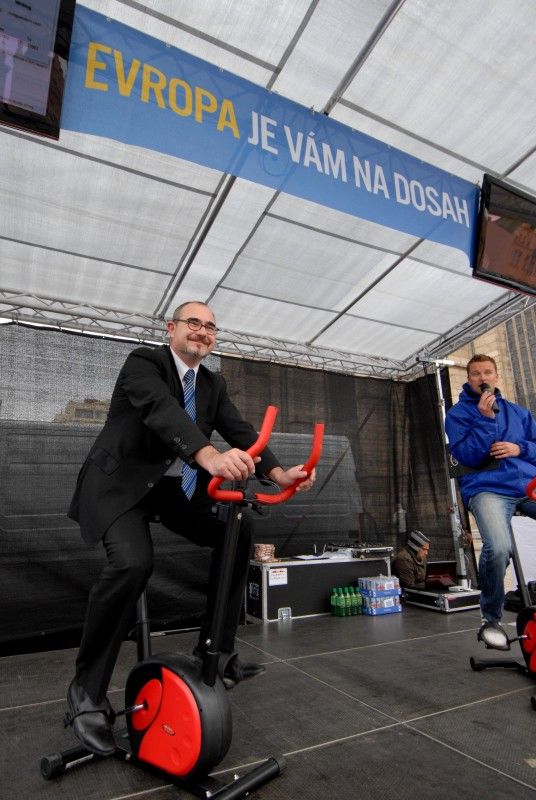 Informace o životě, práci, studiu či možnostech podnikání v Evropské unii, mohli návštěvníci získat na náměstí Republiky, kde se dnes (7.10.2011) konal Veletrh evropských informačních sítí. Mezi další témata, která zde prezentovalo celkem šestnáct institucí úzce spjatých s EU, patřila například práva cestujících v EU, práva spotřebitelů či evropské dotace.

Motto veletrhu „Evropa na dosah“ bylo doplněno závody na rotopedech. Jejich cílem bylo ujet celkem 900 km, tedy vzdálenost z ČR do Bruselu, a názorně tak ukázat, že EU je nám skutečně na dosah. Akci zahájil ekonomický náměstek Martin Zrzavecký, který na rotopedu ujel několik kilometrů.

Kromě Plzně byl regionální veletrh na přelomu září a října pořádán také v Pardubicích, Českých Budějovicích a Brně. Akci organizovalo Zastoupení Evropské komise v ČR. Plzeňské části turné, jež  se konala pod záštitou primátora města Plzně Martina Baxy, se osobně zúčastnil i evropský komisař pro rozšíření Štefan Füle.