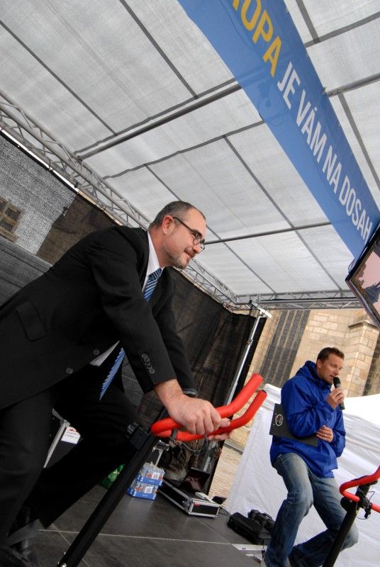 Informace o životě, práci, studiu či možnostech podnikání v Evropské unii, mohli návštěvníci získat na náměstí Republiky, kde se dnes (7.10.2011) konal Veletrh evropských informačních sítí. Mezi další témata, která zde prezentovalo celkem šestnáct institucí úzce spjatých s EU, patřila například práva cestujících v EU, práva spotřebitelů či evropské dotace.

Motto veletrhu „Evropa na dosah“ bylo doplněno závody na rotopedech. Jejich cílem bylo ujet celkem 900 km, tedy vzdálenost z ČR do Bruselu, a názorně tak ukázat, že EU je nám skutečně na dosah. Akci zahájil ekonomický náměstek Martin Zrzavecký, který na rotopedu ujel několik kilometrů.

Kromě Plzně byl regionální veletrh na přelomu září a října pořádán také v Pardubicích, Českých Budějovicích a Brně. Akci organizovalo Zastoupení Evropské komise v ČR. Plzeňské části turné, jež  se konala pod záštitou primátora města Plzně Martina Baxy, se osobně zúčastnil i evropský komisař pro rozšíření Štefan Füle.